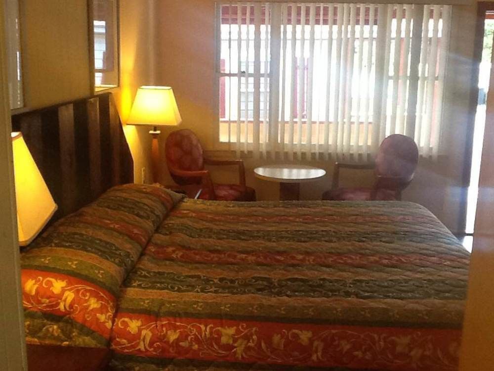 King Hendrick Motel And Suites เลคจอร์จ ภายนอก รูปภาพ